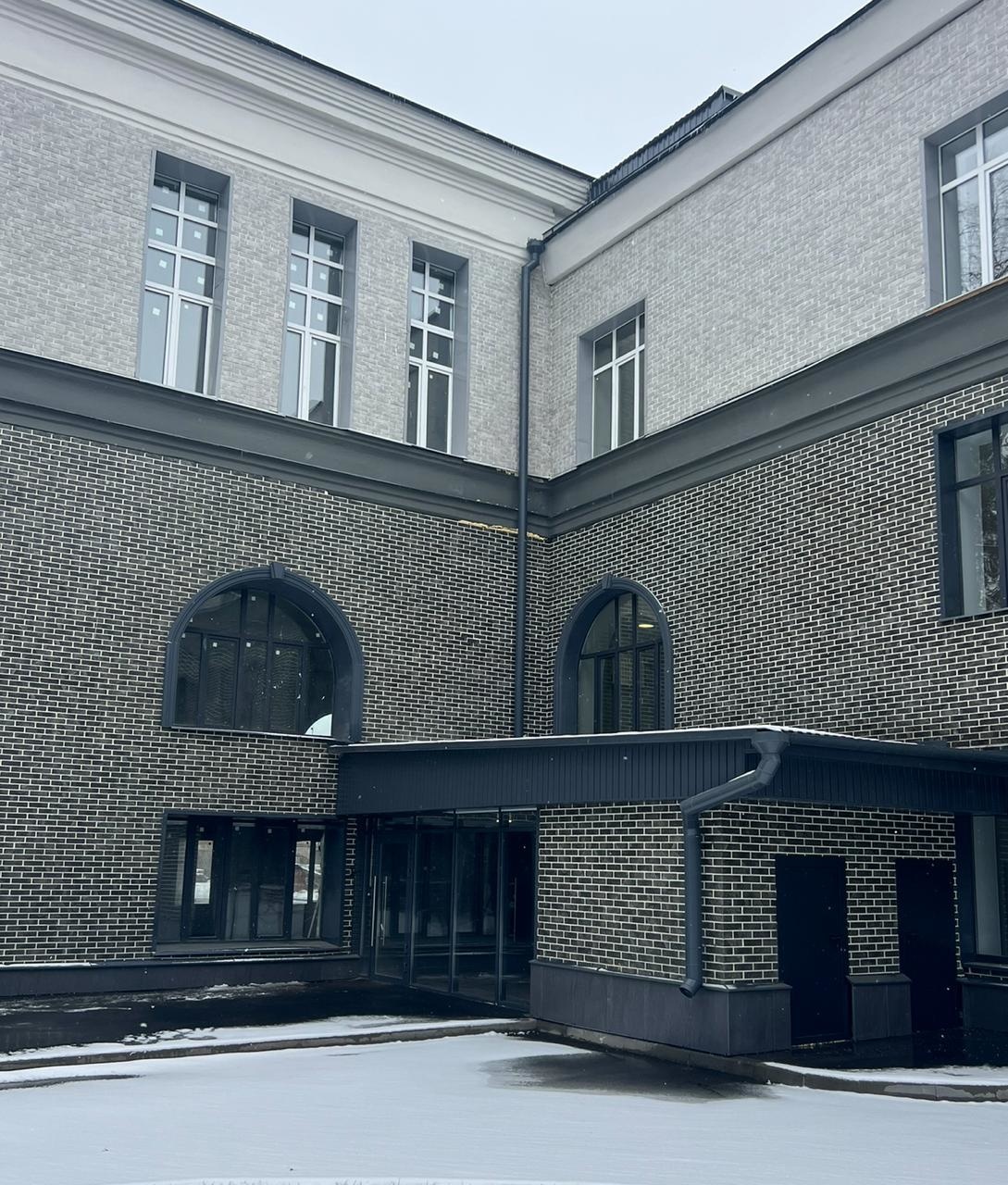 Октябрьский лофт-квартал
Универсальные коммерческие помещения для бизнеса
Расположение и общая информация:
•	Московская область, г. Люберцы, Октябрьский проспект 403
•	Этажность: 1 этаж правого крыла основного здания
•	367 нежилых помещений
•	Площадь студий: 10-42 м²
Технические характеристики:
•