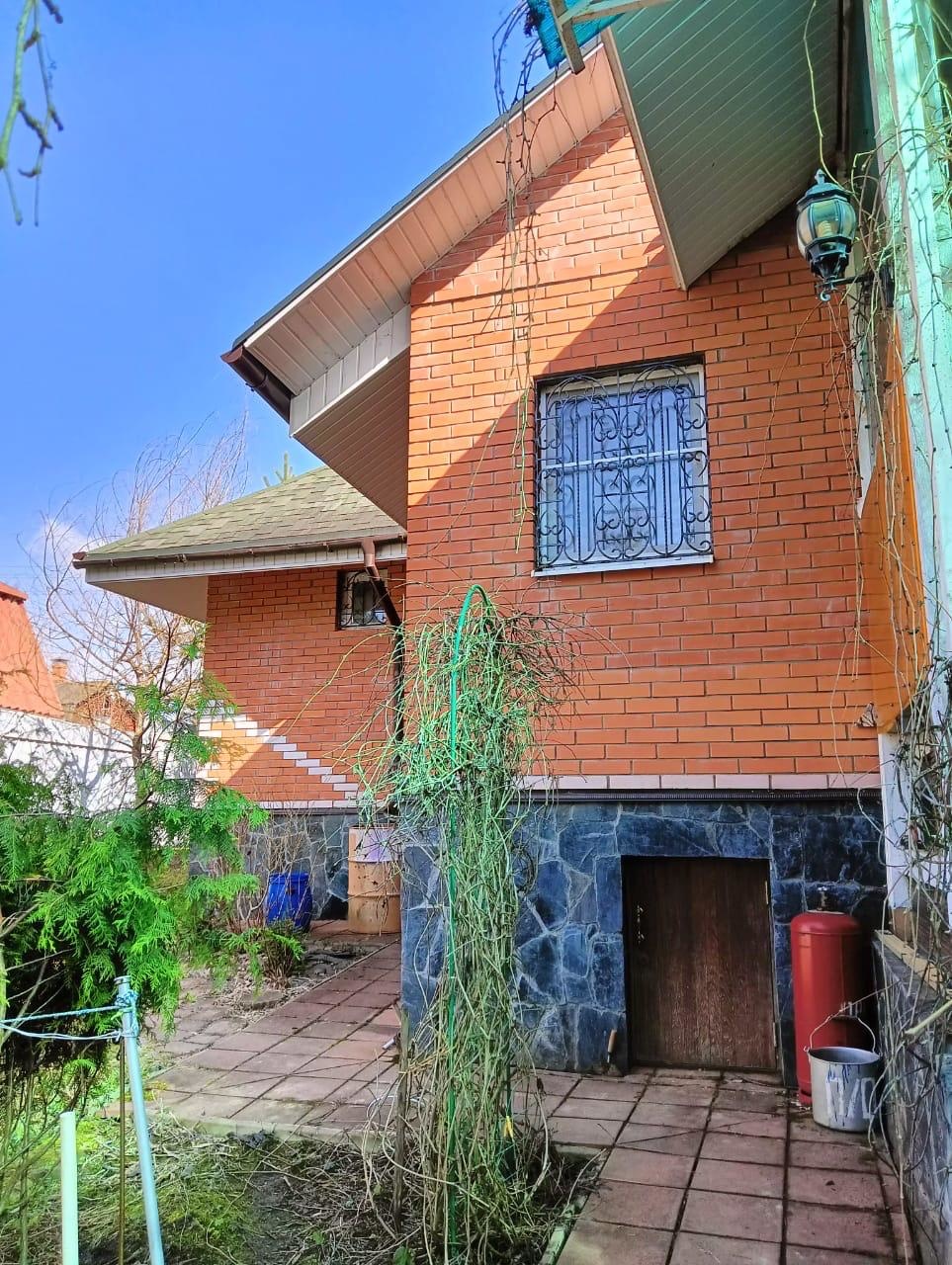 Продается уютный дом с участком 16 соток - срочная продажа!
Просторный дом вашей мечты
Надежная конструкция из пеноблоков и кирпича гарантирует долговечность и отличную теплоизоляцию. Внутри выполнен качественный ремонт, создающий атмосферу комфорта и уюта.
Благоустроенная территория
Закрытый участо