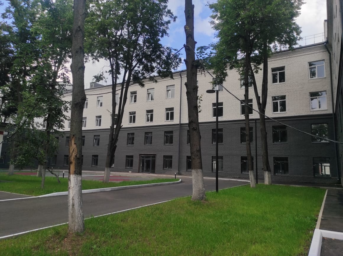 Продажа четырех этажного здания свободного назначения в Люберцах
Адрес: г. Люберцы, Октябрьский проспект, 403 с 12
Описание объекта
Здание продается в состоянии как есть. Будет закрыт тепловой контур: вставлены отсутствующие окна, вставлены входные двери в здание, косметический ремонт фасада, полн