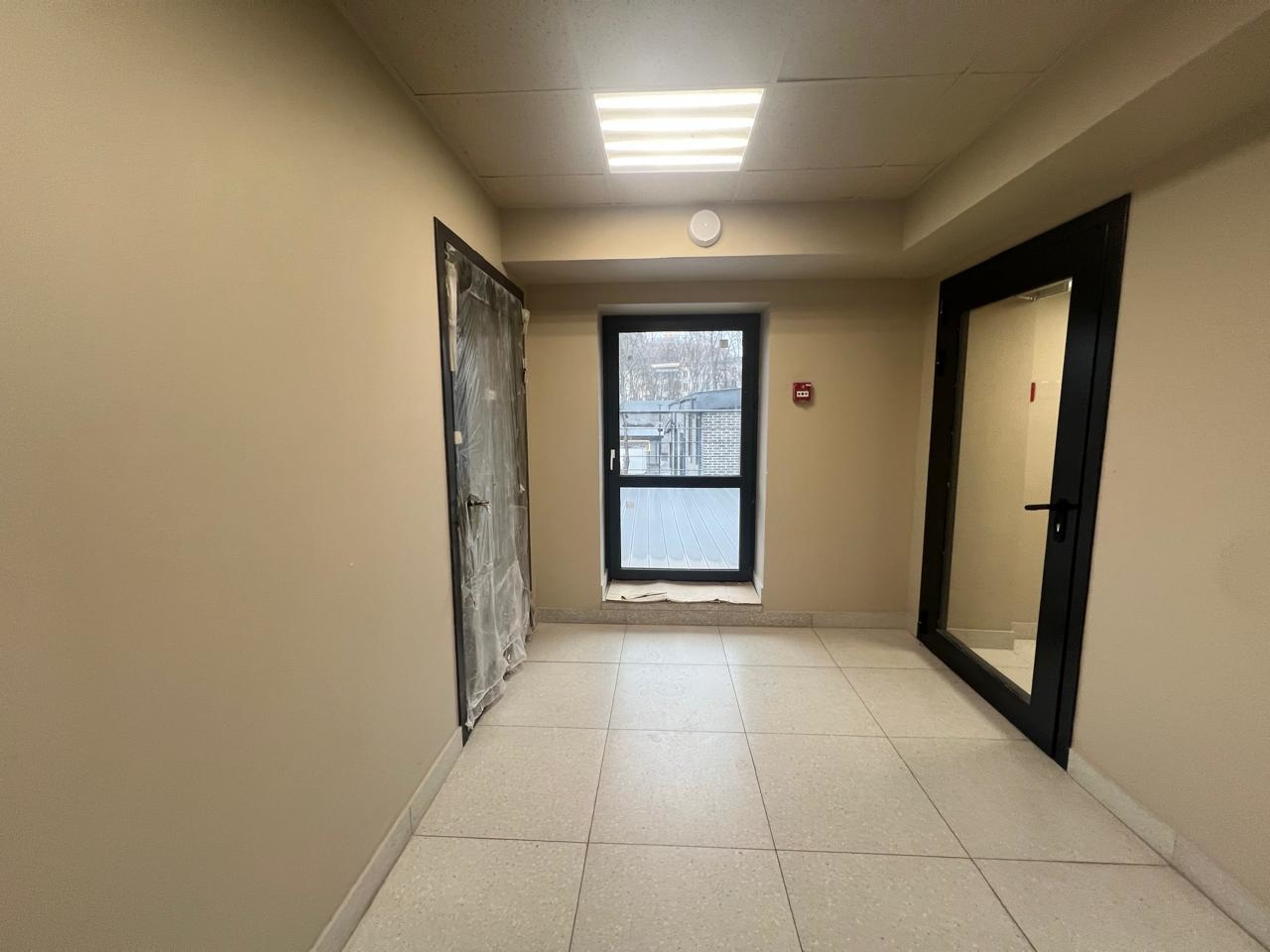 Коммерческое помещение в Бизнес парке «Волжский» — пространство для реализации ваших бизнес идей!
Локация: Волжский бульвар, вл. 51, строение 9 (ЛОТ 220).
Назначение: свободное.
Почему это выгодное расположение?
•	Удобная транспортная доступность: в шаговой доступности от станций метро «Волжская» и 