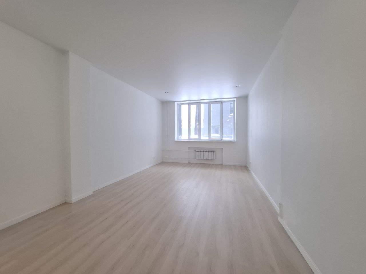 Студия в «Октябрьском лофт квартале»: стиль, комфорт и выгодная инвестиция!
Предлагаем вам рассмотреть уникальную возможность приобретения студии в престижном комплексе «Октябрьский лофт квартал» (ЛОТ 1006). Площадь помещения — 41,7 м². Это идеальный вариант для тех, кто ценит:
•	современный стиль и