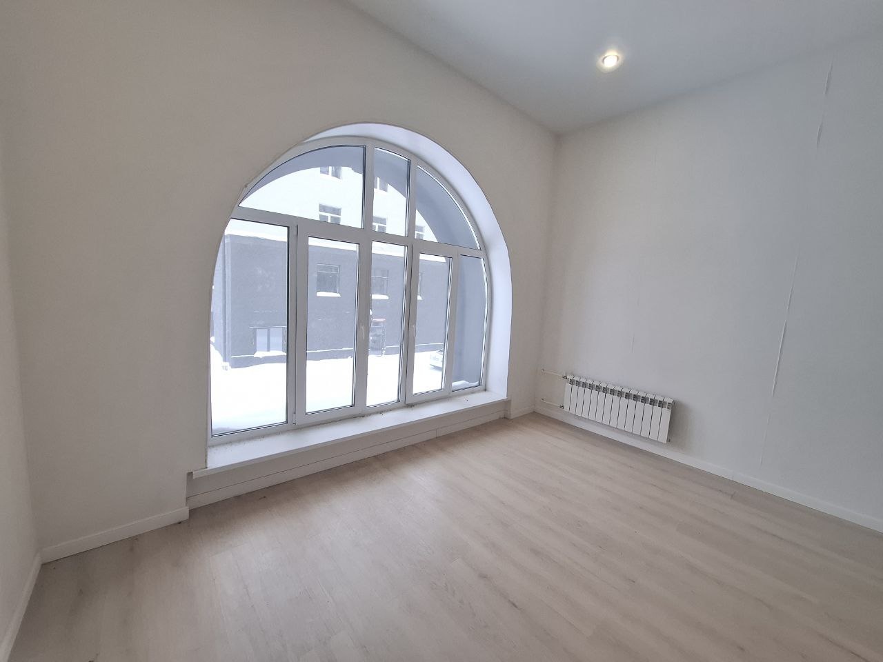 Студия в «Октябрьском лофт квартале»: стиль, комфорт и выгодная инвестиция!
Предлагаем вам рассмотреть уникальную возможность приобретения студии в престижном комплексе «Октябрьский лофт квартал» (ЛОТ 2005). Площадь помещения — 42,8 м². Это идеальный вариант для тех, кто ценит:
•	современный стиль и