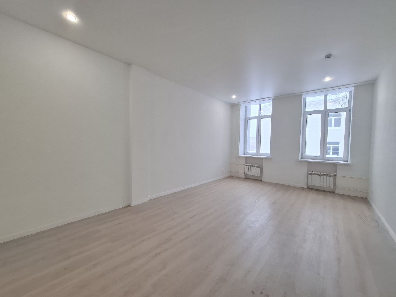 Студия в «Октябрьском лофт квартале»: пространство для жизни и инвестиций
Представьте себе уютное пространство, где современный дизайн гармонично сочетается с комфортом городской жизни. Именно такую возможность дарит студия в престижном комплексе «Октябрьский лофт квартал» (ЛОТ 3007) площадью 31.6 м