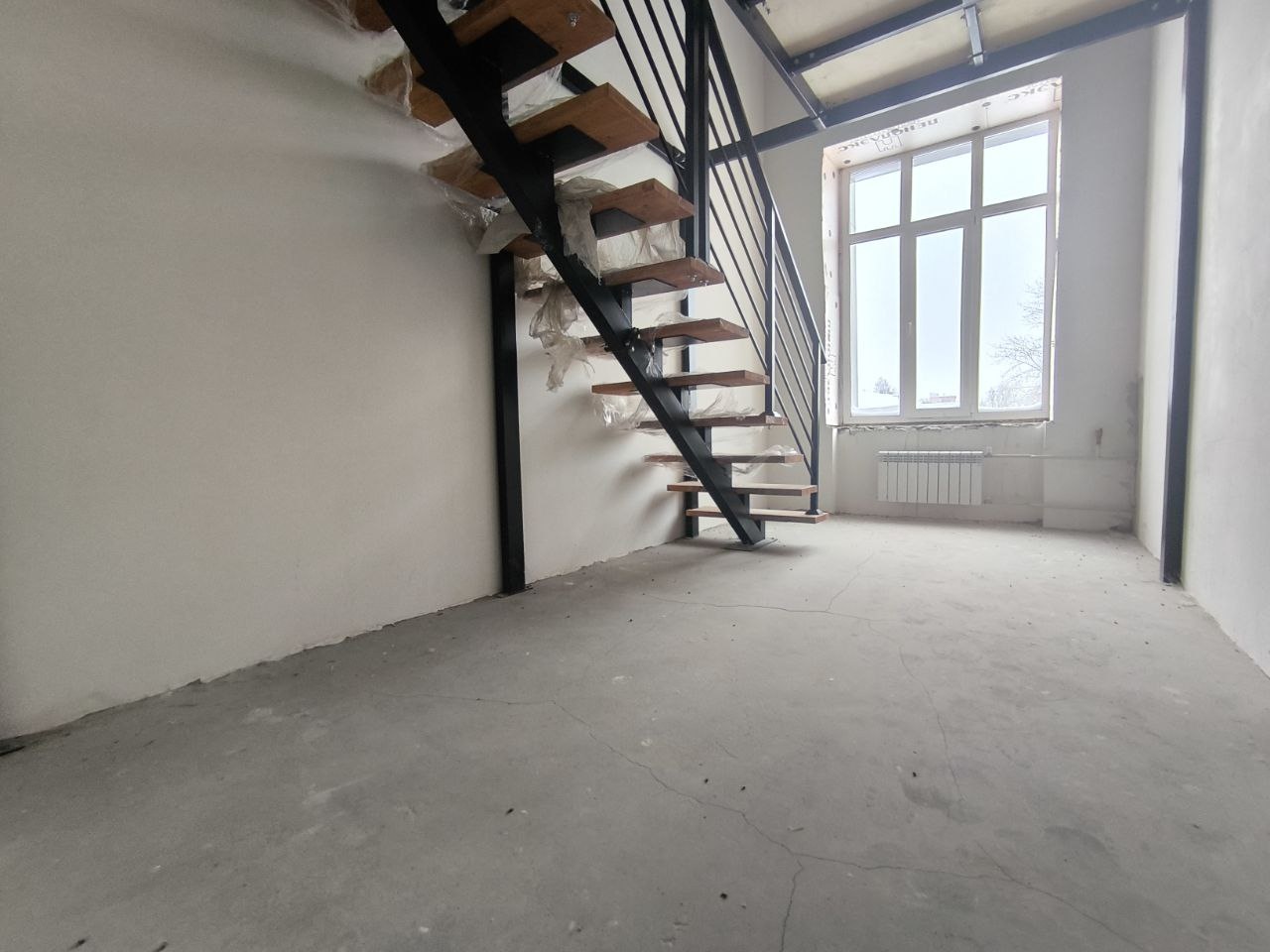 Студия в «Октябрьском лофт квартале»: ваш ключ к комфортной жизни и выгодным инвестициям
Откройте для себя пространство, где современный дизайн встречается с безупречным комфортом городской среды. Представляем студию в престижном комплексе «Октябрьский лофт квартал» (ЛОТ 4056) площадью 18.2 м² — иде