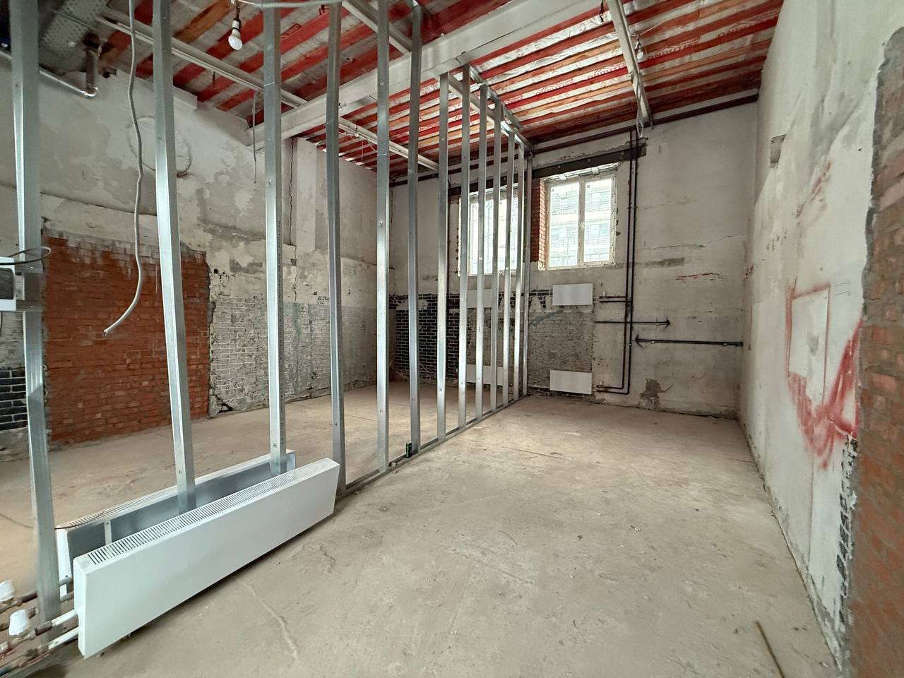 Уникальная коммерческая площадка в сердце Москвы: «Красный путь» ждёт своих резидентов!
Ищете пространство, которое сочетает индустриальный шарм, удобство локации и безграничные возможности для бизнеса?

Представляем вам ЛОТ 102 (строение 14) — идеальное помещение для вашего проекта!
Ключевые характ