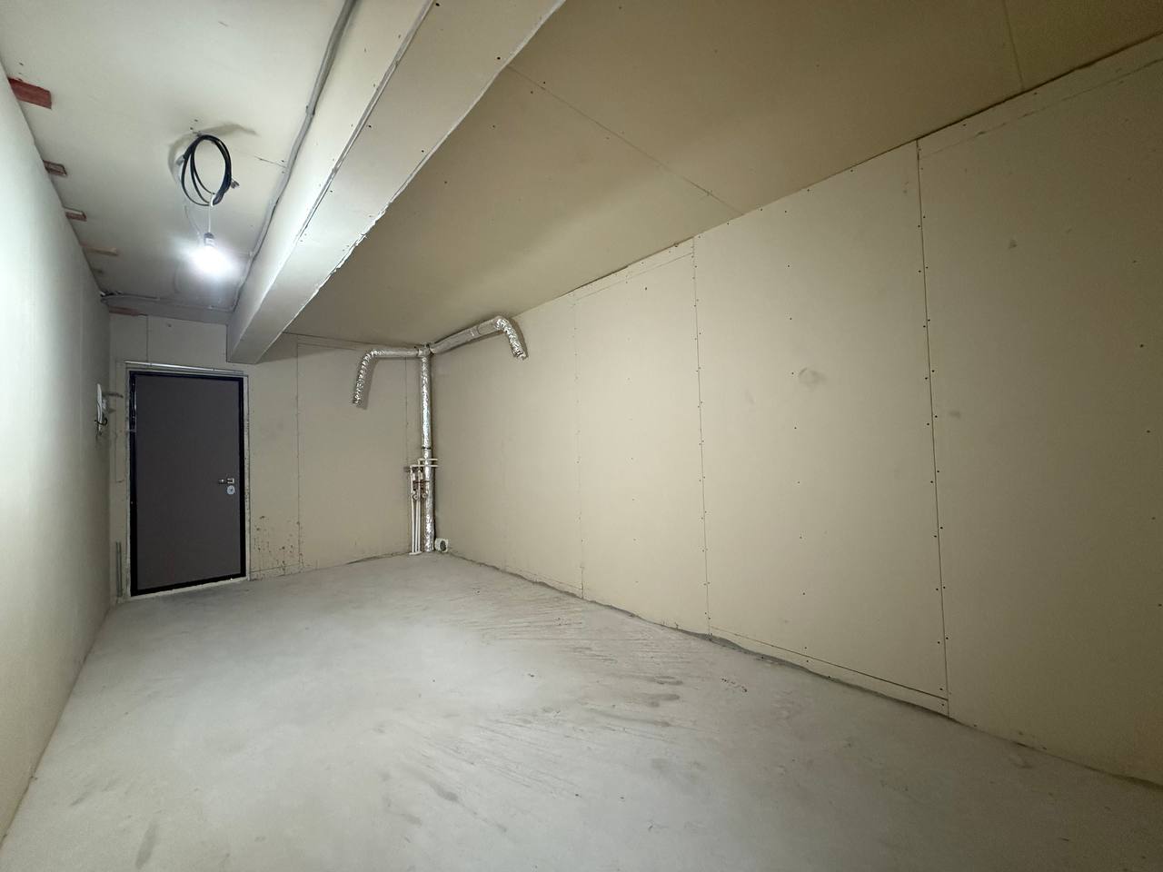 Коммерческое помещение свободного назначения в бизнес парке «Волжский»: ваш ключ к успешному бизнесу!
Лот 214 | Площадь: 18.8 м²
Адрес: Волжский бульвар, вл. 51, строение 9
Уважаемые предприниматели и инвесторы!
Представляем вашему вниманию уникальное предложение — коммерческое помещение в динамично