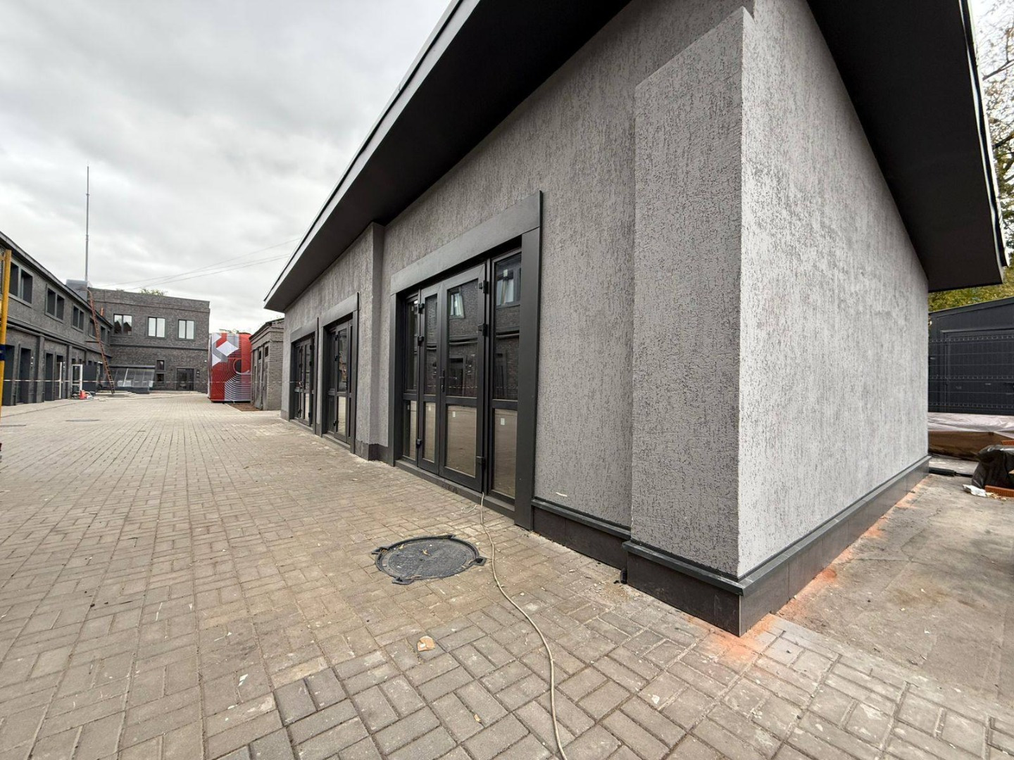 Сдаётся в аренду коммерческое помещение, 64,3 кв. м
Адрес: Москва, ул. Смирновская, 2 стр. 6.
Просторное помещение свободного назначения. Идеально подойдёт для малого бизнеса: офиса, студии, торговой точки или пункта выдачи заказов.
Основные характеристики:
•	площадь: 64,3 кв. м;
•	состояние: без вн