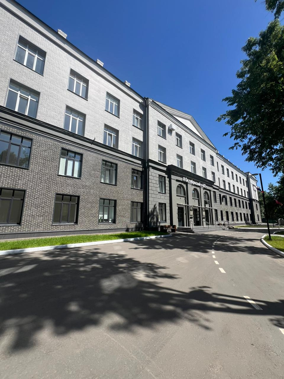 Студия в «Октябрьском лофт квартале»: пространство для жизни и инвестиций
Представьте себе уютное пространство, где современный дизайн гармонично сочетается с комфортом городской жизни. Именно такую возможность дарит студия в престижном комплексе «Октябрьский лофт квартал» (ЛОТ 4033) площадью 35.8 м