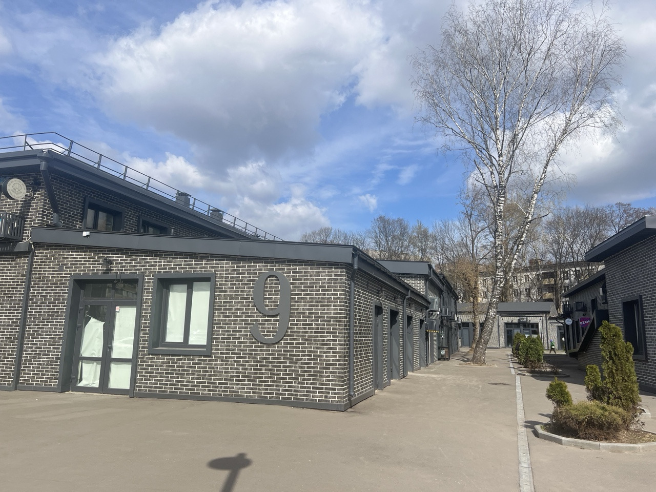 Коммерческое помещение в Бизнес парке «Волжский» — пространство для реализации ваших бизнес идей!
Локация: Волжский бульвар, вл. 51, строение 9 (ЛОТ 101).
Назначение: свободное.
Почему это выгодное расположение?
•	Удобная транспортная доступность: в шаговой доступности от станций метро «Волжская» и 