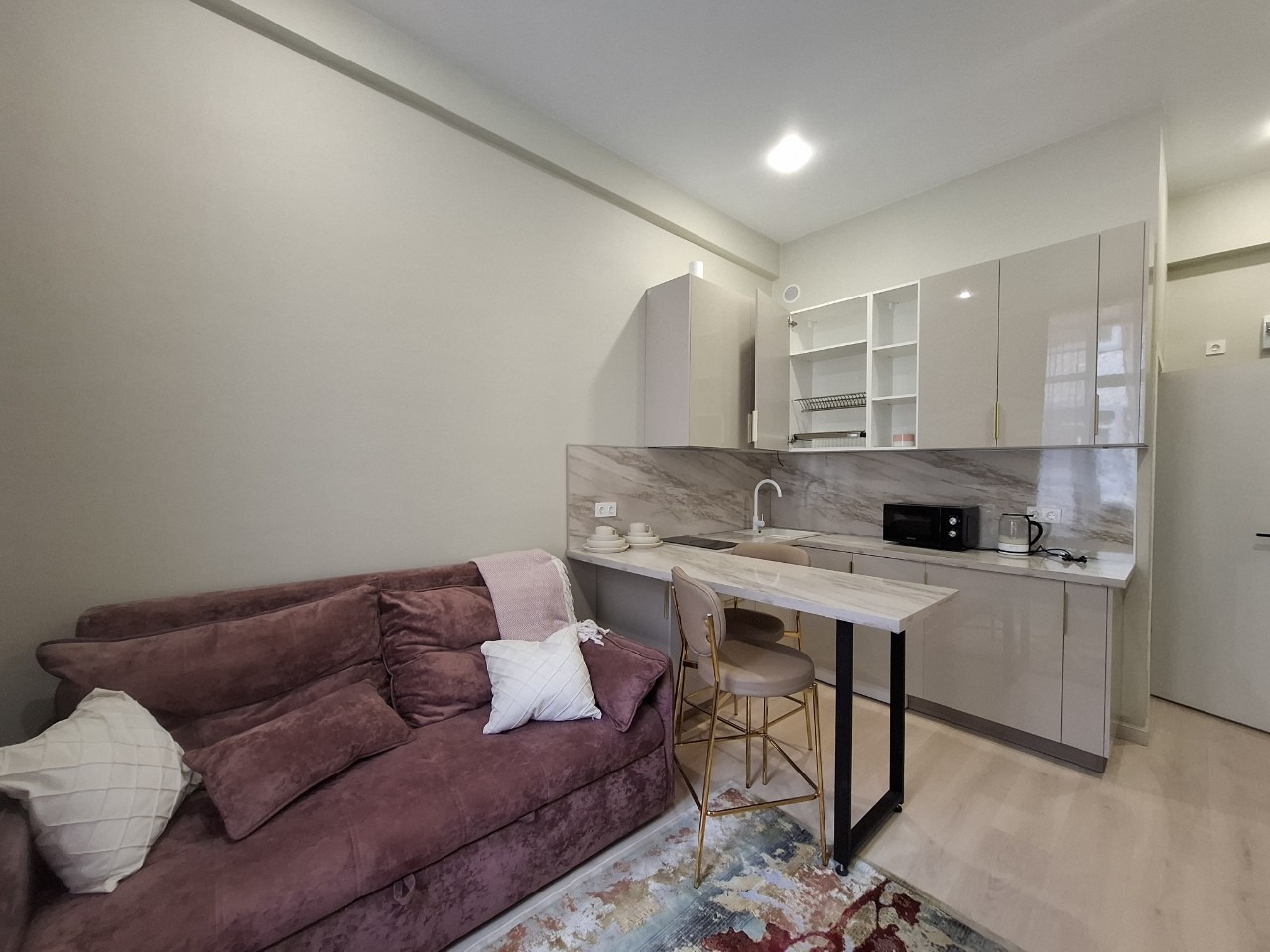 Студия 17.5м² с отделкой, мебелью и техникой в Люберцах — готово к жизни, выгодно для инвестиций
Хотите заехать и сразу жить — без ремонта, без суеты, без лишних трат? Тогда эта студия в «Октябрьском лофт квартале» (ЛОТ 1070) создана именно для вас. Адрес: г. Люберцы, Октябрьский проспект, 403. Площ