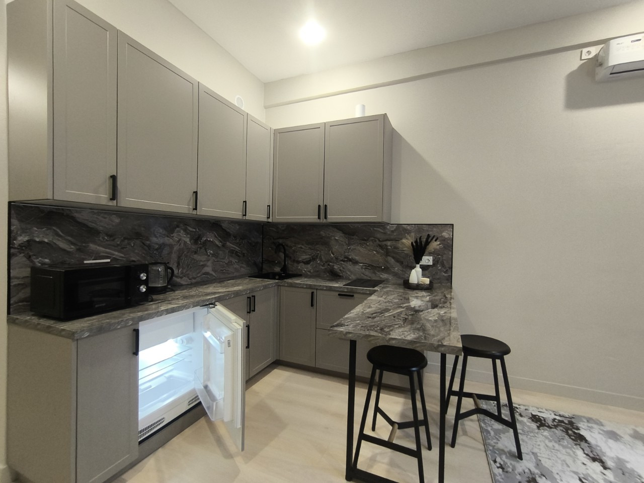 Студия 23.6м² с отделкой, мебелью и техникой в Люберцах — готово к жизни, выгодно для инвестиций
Хотите заехать и сразу жить — без ремонта, без суеты, без лишних трат? Тогда эта студия в «Октябрьском лофт квартале» (ЛОТ 1071) создана именно для вас. Адрес: г. Люберцы, Октябрьский проспект, 403. Площ