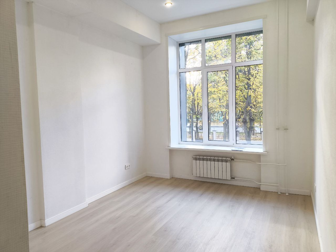 Студия 19.7м² (лот 201) в «Октябрьском лофт квартале»: старт продаж второй очереди
Старт продаж второй очереди — самое выгодное время для покупки. Стартовые цены будут расти по мере строительства, поэтому раннее бронирование — это реальная экономия.
Сейчас студии реализуются без отделки, но стоимост