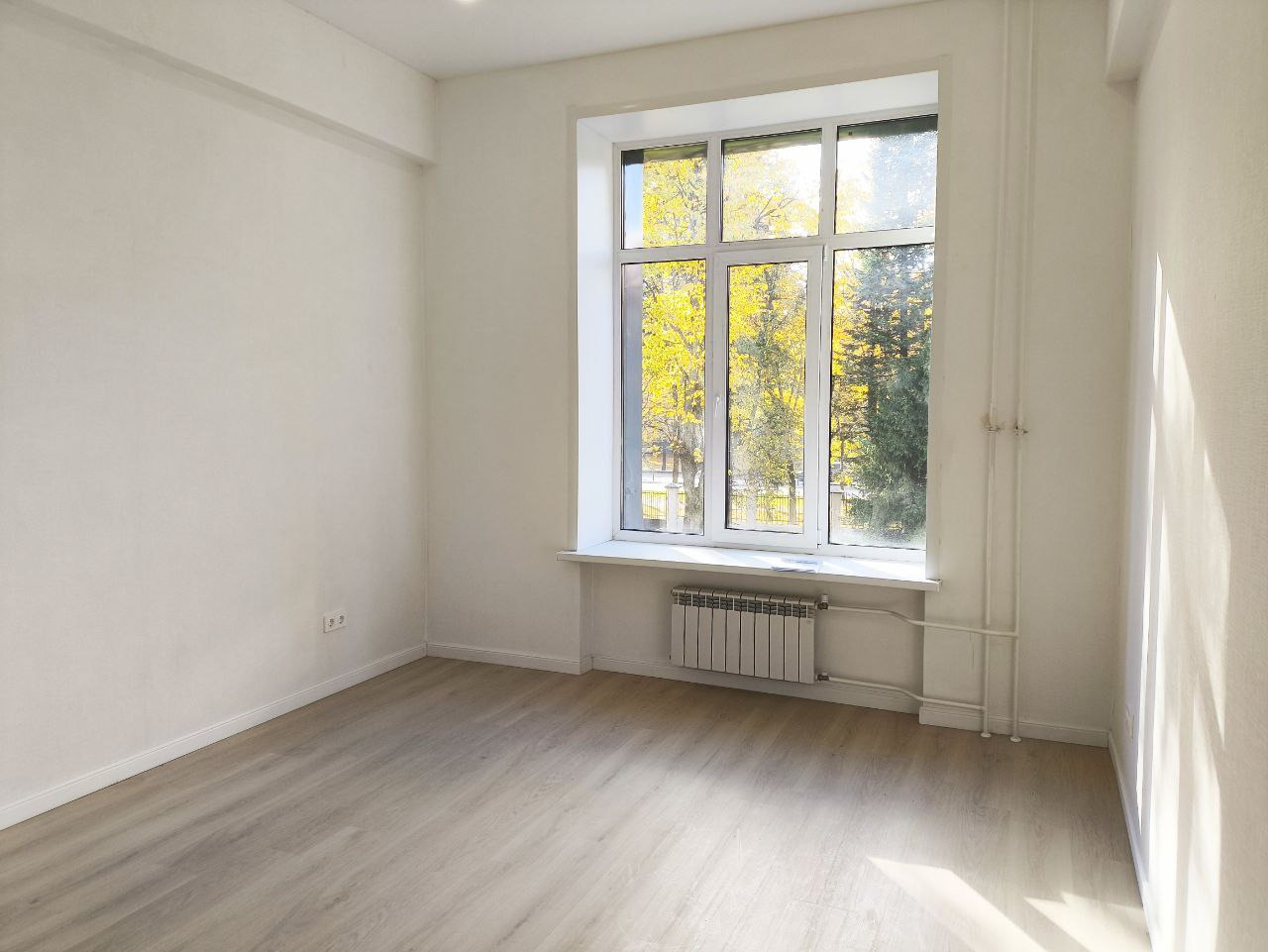 Студия 30.4м² (лот 209) в «Октябрьском лофт квартале»: старт продаж второй очереди
Старт продаж второй очереди — самое выгодное время для покупки. Стартовые цены будут расти по мере строительства, поэтому раннее бронирование — это реальная экономия.
Сейчас студии реализуются без отделки, но стоимост
